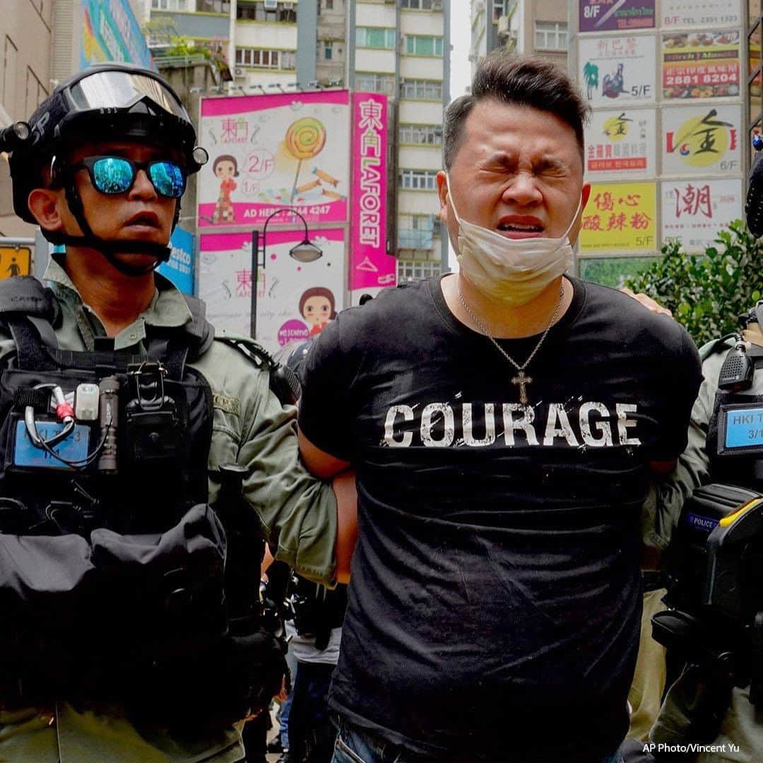 ABC Newsさんのインスタグラム写真 - (ABC NewsInstagram)「Police detain a demonstrator during a protest in Causeway Bay, Hong Kong, before an annual march that marks the city's handover from Britain to China in 1997. China also chose the date to enact a national security law that cracks down on protests in the territory. #hongkong #hongkongprotest #china #hongkongsecuritylaw」7月1日 18時30分 - abcnews