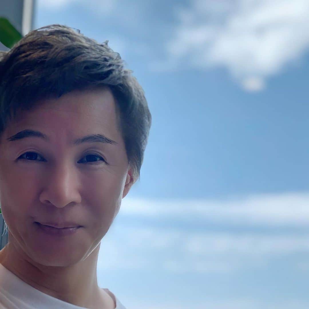 アキ（荒木良明）のインスタグラム：「沖縄じゃないよ。梅田だよ。 水平線と思った？ 思えへんね。思えへん、思えへん☺️ 髪の毛切ってもらってきた〜 じわじわながら、動けるときに動く。  #新喜劇アキ #サマーカット #じわじわ #そういう時期でしょ  追記 祇園花月劇場よりお声かけいただきZoomトークライブ始めます。 吉本新喜劇アキの『欲求満足ONライン』 長い自粛から、ちょっと図々しくも 画面上ではありますが、 僕の会いたい人に会って、聞きたいことを聞いたり、話したいことを話させてもらうトークライブです。 中々の中々の素敵なゲストにリクエストをしてます。 叶って出てもらえたなら色々話したいと思います。 お楽しみに✨✨  https://silkhat.yoshimoto.co.jp/projects/1716」