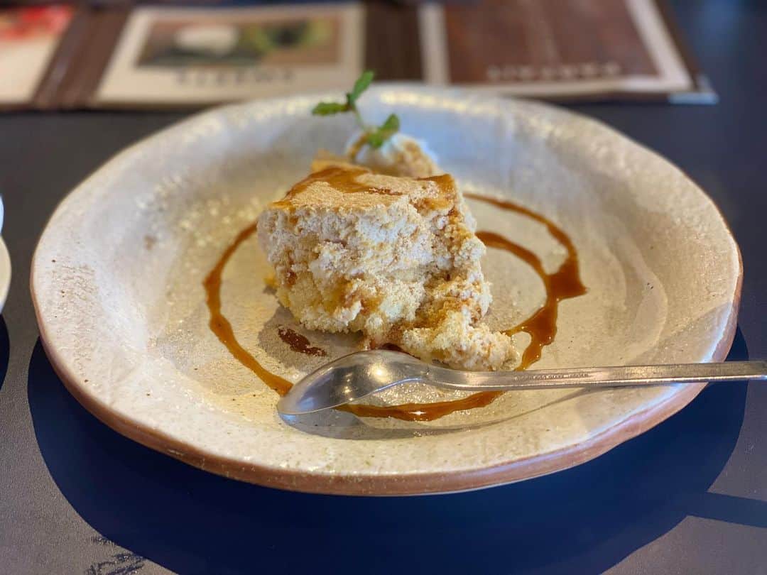飯窪春菜のインスタグラム：「🍰📷👏🏻 ・ ・ 美味しそうにケーキを撮ってみました。 ・ そんな様子を撮られました。 ・ ・ ・ #cafe  #cake  #portrait  #これはきな粉ティラミス #普段はレアチーズ派  #売り切れてました  #はるなの毎日  #飯窪ってる」