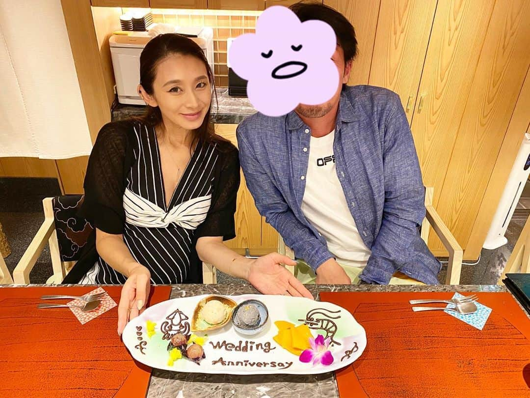 DJ JUICYさんのインスタグラム写真 - (DJ JUICYInstagram)「2020/6/20 夫婦になって👫最初の食事は"銀座おのでら" へ...🍤✨  天ぷらを食べに行きました😋✨ 妊娠中食べられないウニを天ぷらで食べれた⤴😆️🙌 さつま芋は、甘くてほくほく🍠😋 穴子は、目の前で捌いてくれる瞬間は怖くて見れなかったですが... 美味しく頂きました🙏油っこくなくて沢山食べても胃もたれすることがなかったです😋✌️食器やグラスも素敵でついつい動画を撮っちゃいました📸✨  伝統工芸士の但野英芳 さんの江戸切子❣️ ヤバくない？🐉🐯繊細な感じなのにカッコよすぎるわ⤴キラキラ✨ずっとグラスを眺めた️😍笑🖤  そして、職人さんが私達の会話を聞いて最後に結婚アニバーサリーデザートを出してくれました✨ホントに驚きました⤴️🤩💖  ごちそうさまでした🙏✨  もう少ししたらこうやって2人で外食もなかなか出来なくなると思うと少し寂しいね🥺  #天ぷら #日本食 #銀座 #江戸切子」7月1日 18時32分 - dj_juicy0912