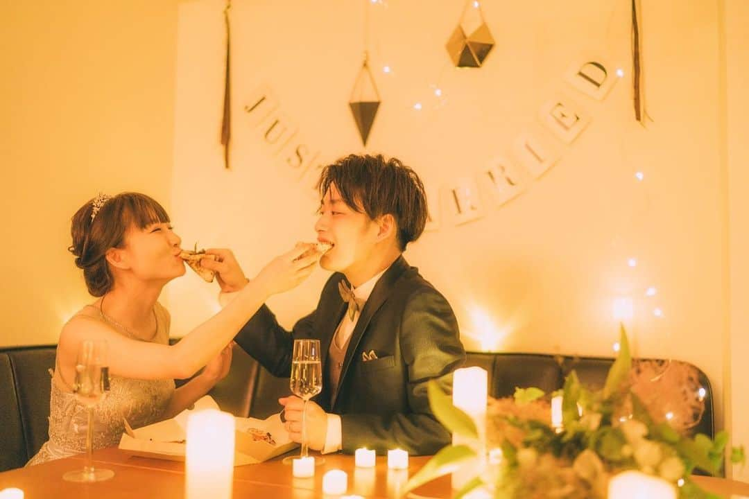 桃さんのインスタグラム写真 - (桃Instagram)「婚姻届記入withラピ🐈❤️ ファーストバイトもしました🍕  #wedding #自宅前撮り#婚姻届#ゼクシィの付録#ファーストバイト#ラピ#abyssinian #アビシニアン#weddingphoto @sass_sir #weddingdress #colordress @gardenofgrace_official #花嫁ヘア @beauty_salon_nagomi」7月1日 18時38分 - momo.official