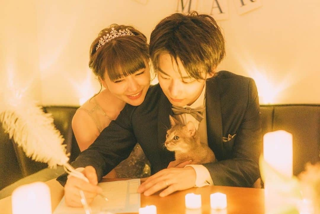 桃さんのインスタグラム写真 - (桃Instagram)「婚姻届記入withラピ🐈❤️ ファーストバイトもしました🍕  #wedding #自宅前撮り#婚姻届#ゼクシィの付録#ファーストバイト#ラピ#abyssinian #アビシニアン#weddingphoto @sass_sir #weddingdress #colordress @gardenofgrace_official #花嫁ヘア @beauty_salon_nagomi」7月1日 18時38分 - momo.official