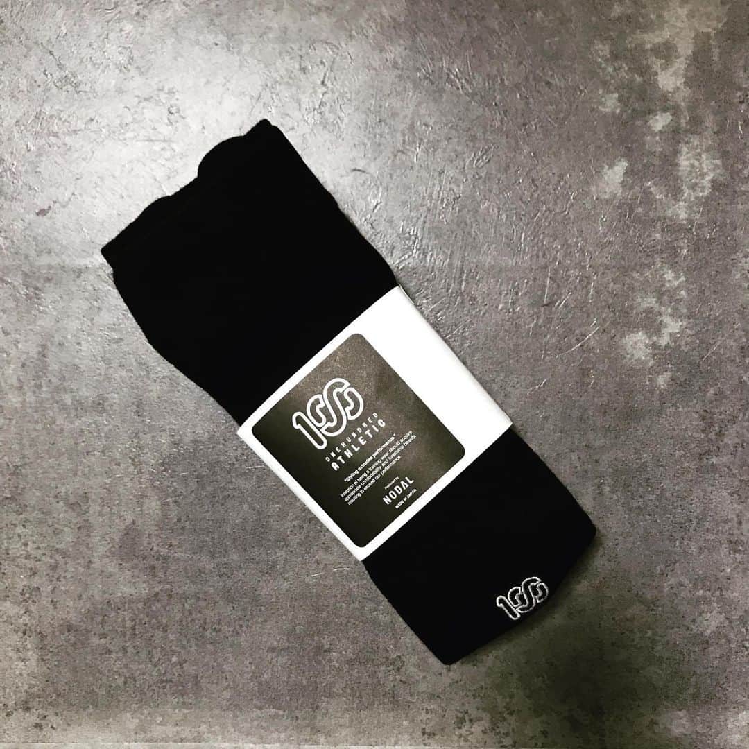 宇野薫のインスタグラム：「お待たせしました。 NODAL x 100A SOCKS SET  ¥ 3,960 (税込)できました。  ソックスブランドNODAL別注の足袋型ソックス。 母指球とかかとに部分的にパイル加工を施すことで全体の厚みを抑えつつクッション性を持たせました。つま先は無縫製、リンキングという技法を使い足先のごろつき感を無くし、甲の部分にサポートを入れることで、より足にフィットする形状になっております。 素材は綿をベースとし、抗菌防臭機能がついていますので年間通して履いていただけます。 足首前側に100ロゴの刺繍、脹脛〜アキレス腱部分には100Aレクタングルロゴを織りで表現しました！  #onehundathletic #100athletic  #100A #unocaolshowten #NODAL #ソックス」