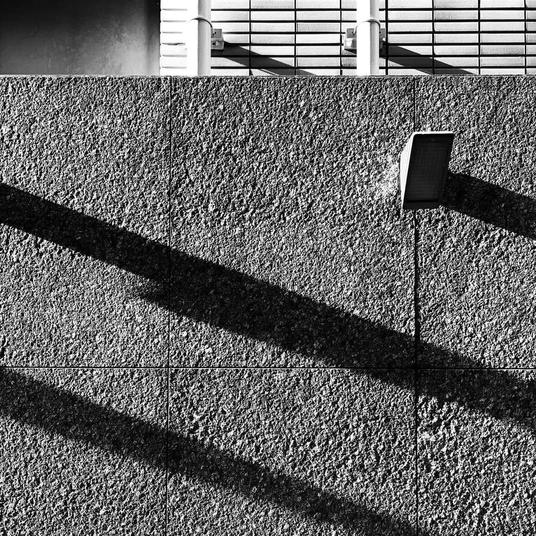 naotakeのインスタグラム：「壁- Walls / iPhone XR & Snapseed, 20200702 . . ものごとが順調に進んだ（気がする？）一日。たまにはこんな日もないとね。 . . #spicollective #royalsnappingartists #infamous_family #rsa_main #infinity_photo_cult #2_fineart #jp_gallery_member #jp_gallery_bnw #trb_bnw #wp_bnw  #bnw_life #bnwlife_member #bnw_life_shots #bnw_captures #world_bnw #top_bnw #team_jp_ #team_jp_モノクロ #ig_energy_bw #ig_nihon #streetphotographybnw #igersjp #blackandwhite #bnw #bnwphoto #monochrome #bw #bnwphotography #ShotOniPhone #shotoniphoneXR」