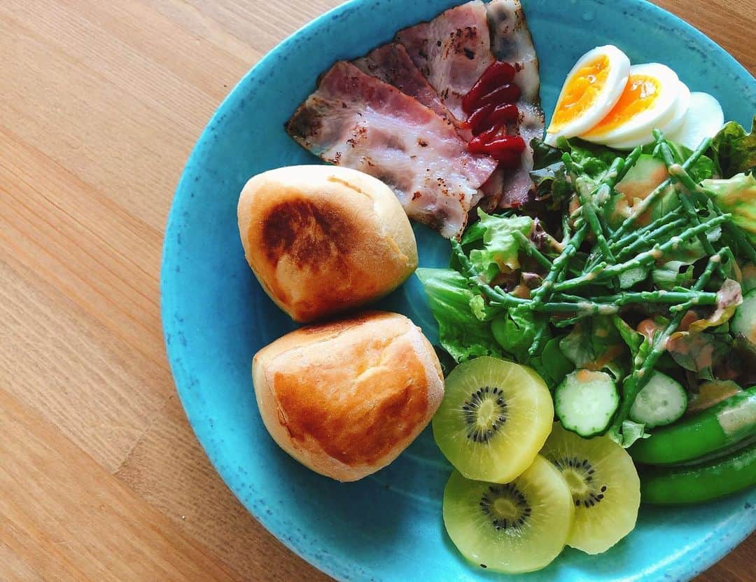ステファニーのインスタグラム：「🍞🥓🥗🍳 コストコのパンを消費するのが 大変だった朝…w」