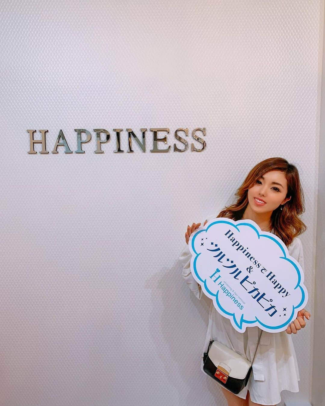 MAKIさんのインスタグラム写真 - (MAKIInstagram)「今日は心斎橋のアメ村に出来た﻿ @whitening_lounge_happiness ﻿ に行ってきたよー✨﻿ ﻿ ここのホワイトニングは﻿ 1歳からできるみたいで、安心してホワイトニング出来ました🦷💎﻿ ﻿ ホワイトニングって食事制限あるところも多いけど﻿ 制限なしやから嬉しい💕﻿ ﻿ ﻿ 終わってすぐカフェラテ飲んだ（笑）﻿ ﻿ ﻿ しかも﻿ 業界初で2倍効果のある🔺赤色LED🔻もあって﻿ 歯周病予防も同時にしてくれるんやって😳﻿ ﻿ ﻿ 歯は白い方、清潔感あるからみんな是非行ってみてね〜！﻿ ﻿ ﻿ 私がしたコースは﻿ 🔸10分＋13分＋赤色LED20分﻿ 通常7000円の1番人気コース受けたよ👑﻿ ﻿ ﻿ MAKIのインスタ見た‼️で、﻿ ↓↓↓﻿ 10分＋13分 5000円が﻿ 時間が15分＋15分に伸びて﻿ ほぼ半額の2980円になるみたい❗️﻿ ﻿ 赤色LEDはオプションで付けれるみたいで﻿ 通常10分1000円→20分1000円﻿ これは半額で付けれるからお得✨✨﻿ ﻿ ﻿ お店の情報載せとくので興味ある人はここに連絡してね↓﻿ ﻿ 🚩大阪市中央区西心斎橋1-7-12﻿ アメリカ村トライビル2F﻿ ﻿ LINE✉️ @ylk0624t﻿ TEL📞 06-4256-3680﻿ ﻿ #ホワイトニング #心斎橋ホワイトニング #ハピネスホワイトニング #happiness #セルフホワイトニング #アメ村のホワイトニング」7月1日 18時54分 - makiron0803