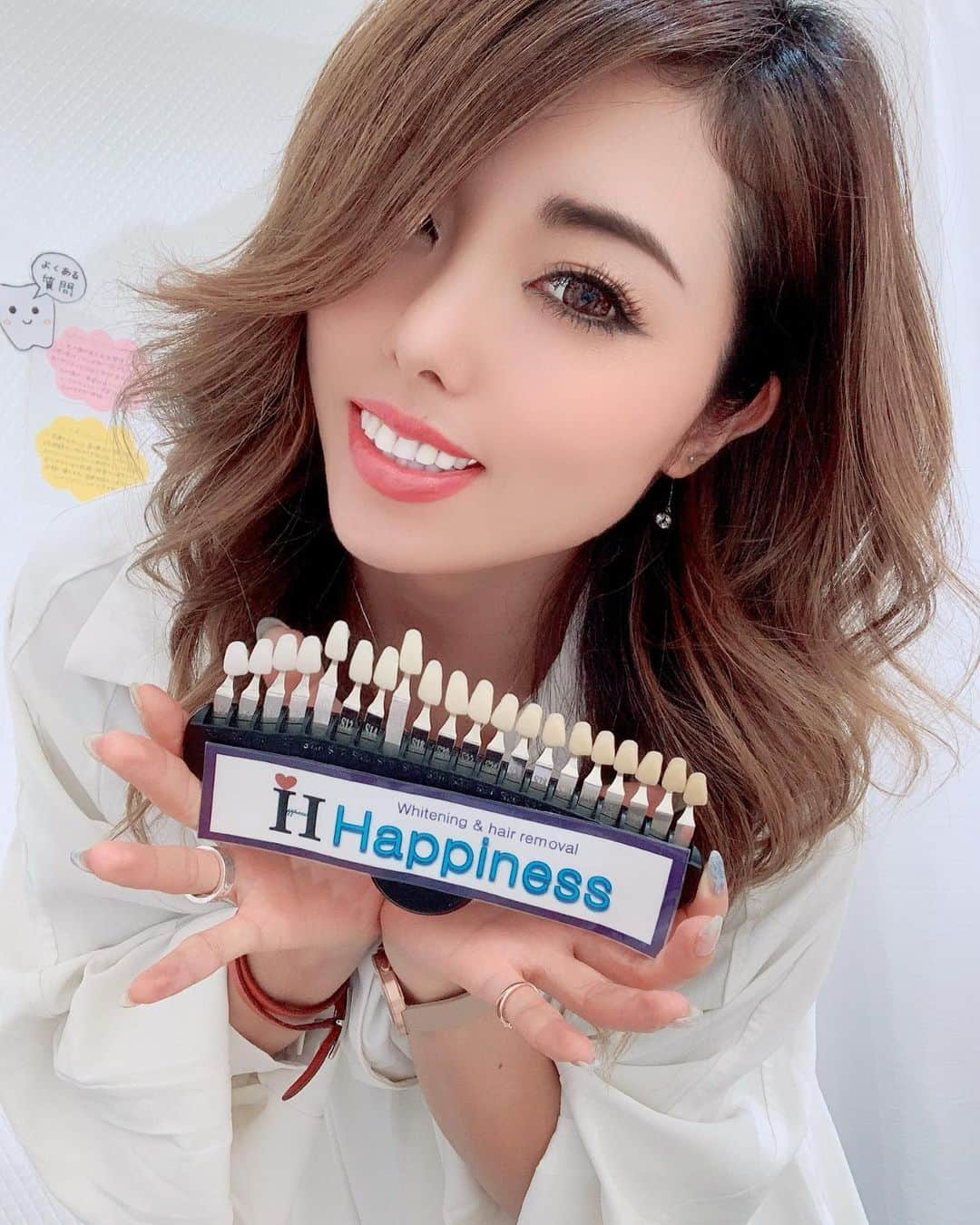 MAKIさんのインスタグラム写真 - (MAKIInstagram)「今日は心斎橋のアメ村に出来た﻿ @whitening_lounge_happiness ﻿ に行ってきたよー✨﻿ ﻿ ここのホワイトニングは﻿ 1歳からできるみたいで、安心してホワイトニング出来ました🦷💎﻿ ﻿ ホワイトニングって食事制限あるところも多いけど﻿ 制限なしやから嬉しい💕﻿ ﻿ ﻿ 終わってすぐカフェラテ飲んだ（笑）﻿ ﻿ ﻿ しかも﻿ 業界初で2倍効果のある🔺赤色LED🔻もあって﻿ 歯周病予防も同時にしてくれるんやって😳﻿ ﻿ ﻿ 歯は白い方、清潔感あるからみんな是非行ってみてね〜！﻿ ﻿ ﻿ 私がしたコースは﻿ 🔸10分＋13分＋赤色LED20分﻿ 通常7000円の1番人気コース受けたよ👑﻿ ﻿ ﻿ MAKIのインスタ見た‼️で、﻿ ↓↓↓﻿ 10分＋13分 5000円が﻿ 時間が15分＋15分に伸びて﻿ ほぼ半額の2980円になるみたい❗️﻿ ﻿ 赤色LEDはオプションで付けれるみたいで﻿ 通常10分1000円→20分1000円﻿ これは半額で付けれるからお得✨✨﻿ ﻿ ﻿ お店の情報載せとくので興味ある人はここに連絡してね↓﻿ ﻿ 🚩大阪市中央区西心斎橋1-7-12﻿ アメリカ村トライビル2F﻿ ﻿ LINE✉️ @ylk0624t﻿ TEL📞 06-4256-3680﻿ ﻿ #ホワイトニング #心斎橋ホワイトニング #ハピネスホワイトニング #happiness #セルフホワイトニング #アメ村のホワイトニング」7月1日 18時54分 - makiron0803