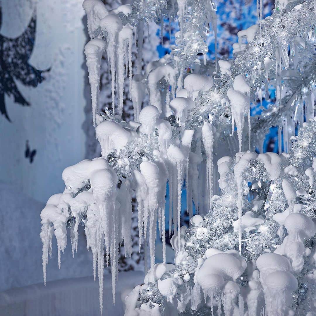 のインスタグラム：「LET IT SNOW!  From July 3, Swarovski Kristallwelten in Wattens, Austria, will now permanently showcase the magical Silent Light Chamber of Wonder. Real falling snow and icy temperatures transport the visitor into the enchantment of a crystalline winter wonderland frozen in time, raising questions about transience and fragility of nature in the world around us.  #kristallwelten #technoalpin」
