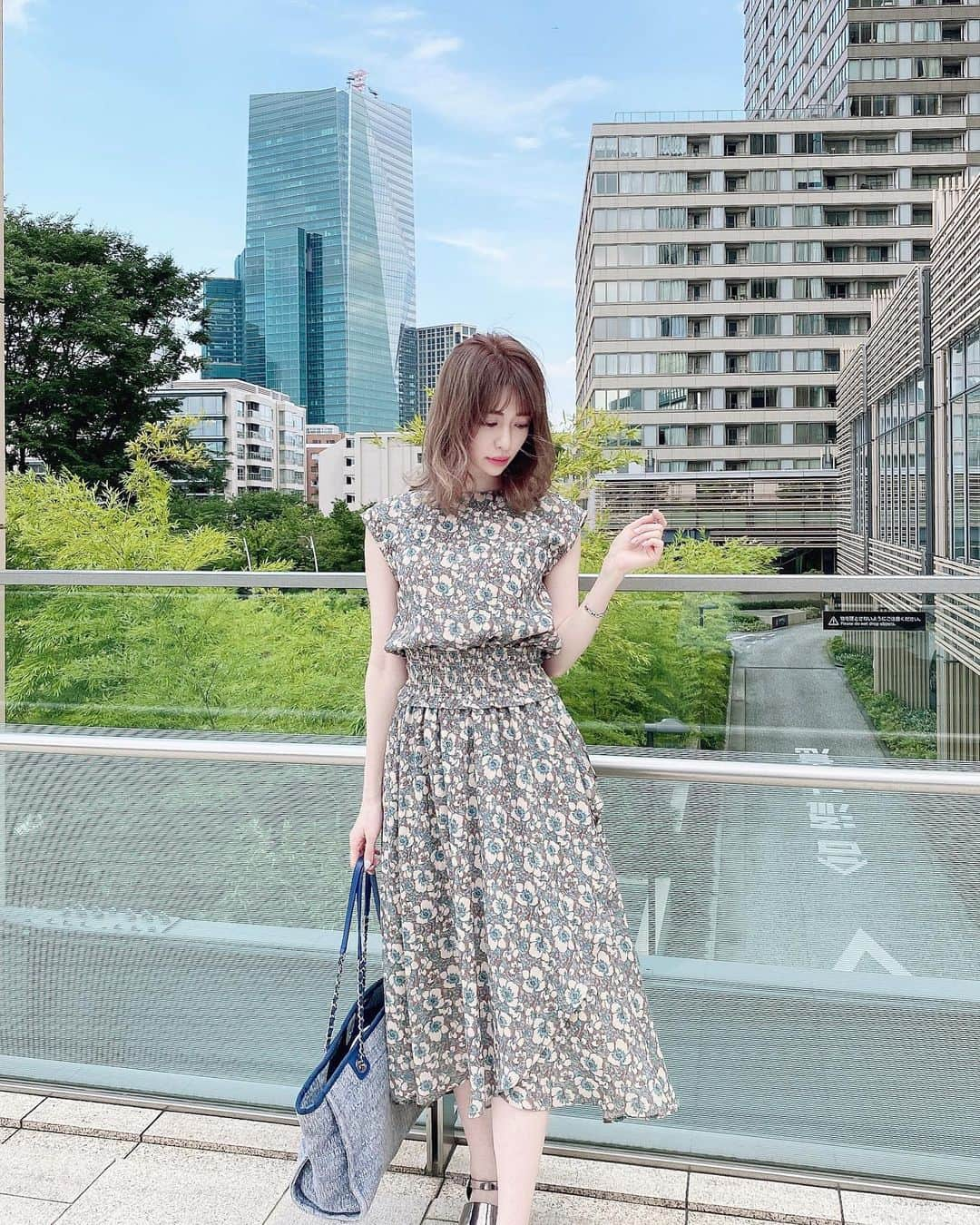 新部宏美さんのインスタグラム写真 - (新部宏美Instagram)「July 1st💜 * 梅雨が明けたら夏がくるね🌈 季節の変わり目はいつもワクワクするなあ😍💓 * #ootd @drwcys_official  ワンピースに見えるけどトップスとスカートに別れてて着回しが効くアイテム💠💠 #フィッシュテールスカート はスタイルが良く見えるから大好き🐠 そしてこの花柄が可愛すぎてワンピースタイプも色違いでオーダーしたんだけどどこに行っても褒められるから嬉しい🥰みんなはどっちがタイプかな？？ * * * #drwcys#drwcyscoordinate#花柄ワンピース#花柄スカート#フィッシュテール#chanelbag#roppongi#六本木ランチ#東京ミッドタウン#セットアップ」7月1日 18時48分 - piromin_1202