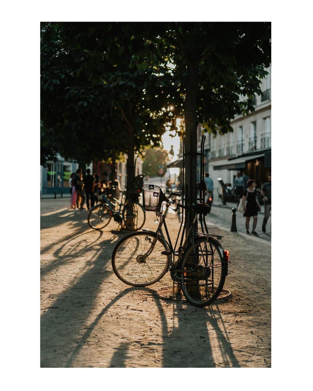 Putri Anindyaさんのインスタグラム写真 - (Putri AnindyaInstagram)「June last year with @vintagedaughter // ⁣ ⁣ Walking around in Paris with Jenna is always a pleasure. Her interest to the little details around us make boring is not in the dictionary when I hang out with her. Most of the times we look at the cute vintage stores, buying beautiful dessert on Boulangerie, taking random pics, having spritz, and observing strangers. Oh how I miss those summer walks in Paris with her ✨⁣ ⁣ ⁣ soundtrack : La foule - Édith Piaf」7月1日 18時49分 - puanindya