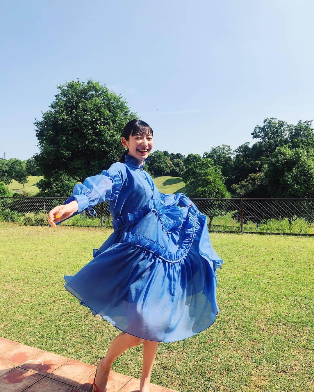 岡本夏美さんのインスタグラム写真 - (岡本夏美Instagram)「22歳になりました🦎 皆さま、沢山のお祝いメッセージありがとうございます。 楽しみながら色々挑戦する年にします。 そして 2021年の単独カレンダーも 発売決定しました！！嬉しい！ゾ！  めでたい日です！🐟 感謝です！みなさま！！」7月1日 18時50分 - okamoto_natsumi
