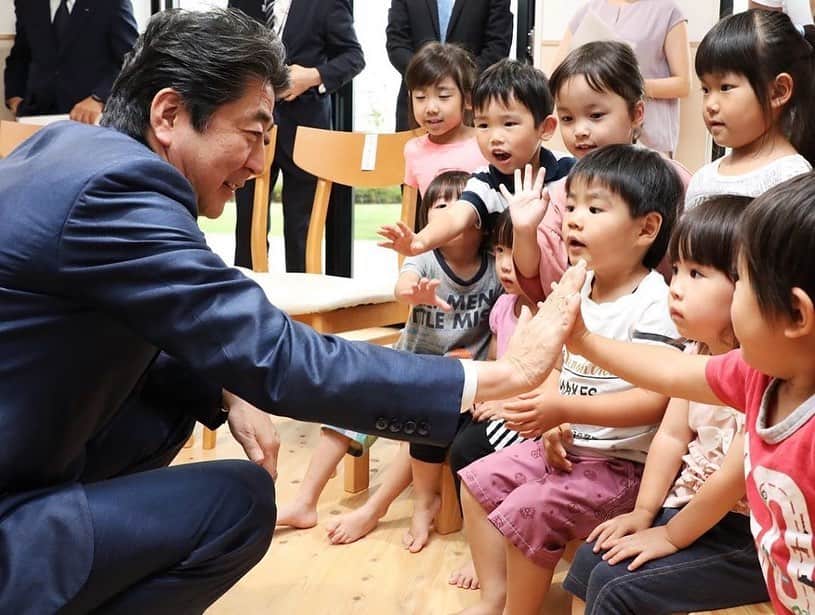 安倍晋三のインスタグラム：「#repost @kantei すべての女性が輝く社会づくり本部における#安倍総理 からの#メッセージ  本日、「女性活躍加速のための重点方針2020」を決定しました。 安倍内閣では、発足以来、女性活躍の旗を高く掲げ、保育の受け皿整備、育児休業制度の拡充、コーポレートガバナンス改革などに取り組んだ結果、この7年間で、新たに330万人を超える女性が就業し、Ｍ字カーブの解消が進みました。この間の女性就業率の伸びは、G7諸国の中で最も高くなっています。上場企業の女性役員も、3倍以上に増加しました。 この勢いにさらなる弾みをつけるため、先般、女性活躍推進法を改正し、女性の登用などに関する行動計画の策定義務の対象を拡大したところです。今後、中小企業に対する必要な支援を行う他、男性の育児に伴う休暇・休業の取得促進などにも取り組むことで、女性活躍の輪をさらに広げてまいります。 今回の新型コロナウイルス感染症が経済社会に甚大な影響をもたらす中で、雇用調整助成金の拡充や、ひとり親家庭への支援などの対策を講じているところです。さらには、養育費の履行の確保に向けた法改正の検討をはじめ、困難な状況にある女性の皆さんに対しても、しっかりと支援を行ってまいります。 また、DVの増加、深刻化が懸念されており、電話・メール・SNSなどによる相談体制を強化しています。被害者の気持ちに寄り添いながら、民間シェルターへの支援など、対策を講じます。 性犯罪・性暴力対策については、今回の重点方針において、今後3年間で、集中的に強化することを盛り込みました。刑法などルール面での更なる対応の検討に加え、被害者支援のためのセンター増設や、夜間休日コールセンターの設置、若者が相談しやすいSNS相談などの取組を進めます。 また、性暴力の加害者や被害者にならないための教育を強化していきます。橋本大臣を中心に、関係閣僚は、性犯罪・性暴力の根絶に向けて、各種施策の実現に全力を尽くしてください。 すべての女性が輝く社会の実現に向け、今回策定した重点方針に基づき、各閣僚は、一丸となって取り組んでください。  #女性活躍 #保育の受け皿整備 #育児休業制度 #女性活躍推進法 #womenpowerment #womenleader 2018年#保育園 で#子どもたち と 2019年#女性リーダーのための経営戦略講座 での#集合写真 @shinzoabe」