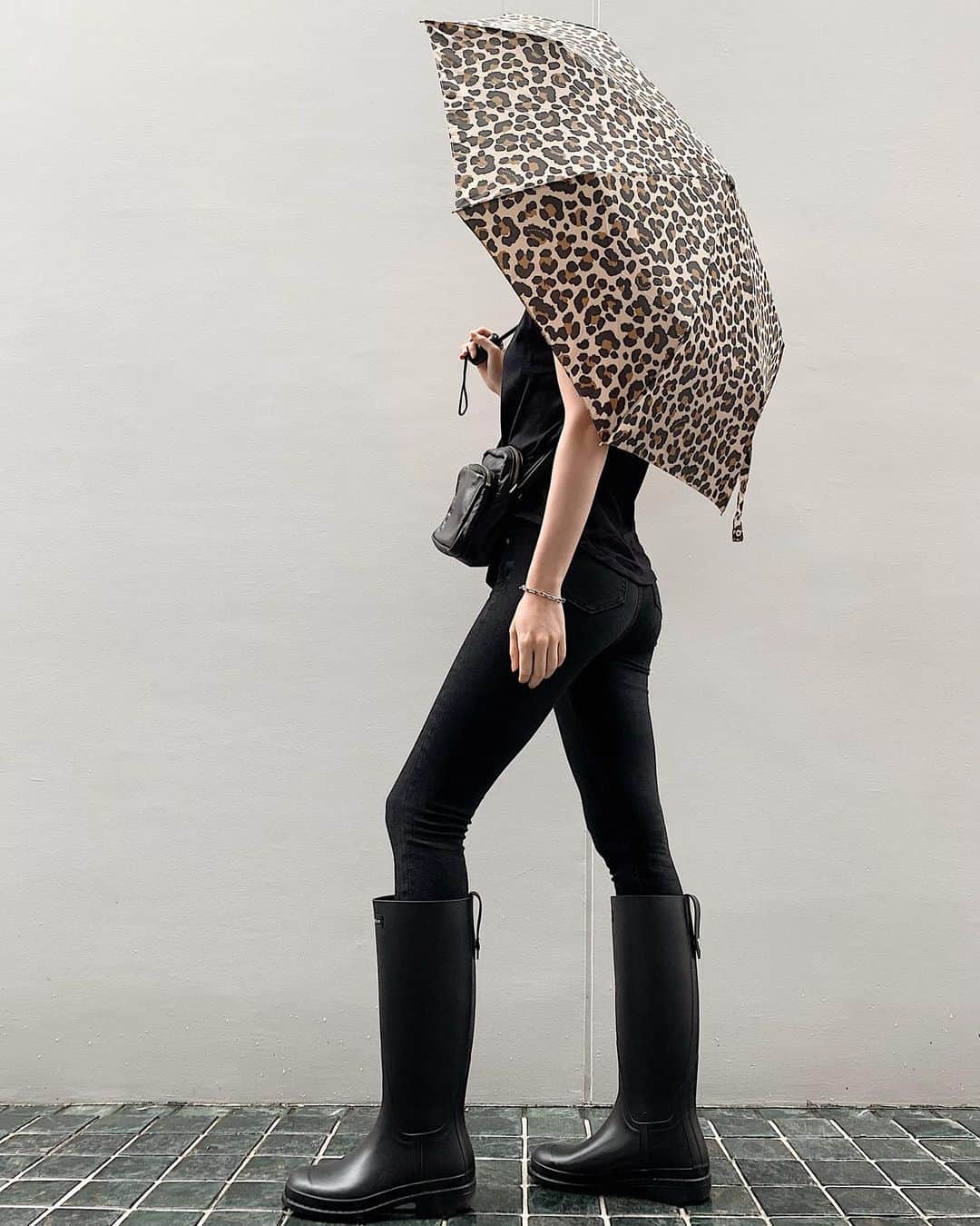 izu（出岡美咲）さんのインスタグラム写真 - (izu（出岡美咲）Instagram)「2020年も折り返し﻿🐆 7月1日、本日も雨です。﻿ ﻿ 新しく迎えたレインブーツと傘に合わせて﻿ 潔くブラックな私服でした✌︎﻿ どちらも　@mackintoshofficial ﻿ 今年の梅雨は無敵だわ。🐆﻿ ﻿ ﻿ #mackintosh #rainboots #レインブーツ #梅雨 #梅雨コーデ #雨の日コーデ #ブラックコーデ #blackcoordinate #allblack #allblackoutfit #ootd #coordinate ﻿#高身長コーデ  ﻿ ﻿ ﻿」7月1日 19時03分 - izu_stagram