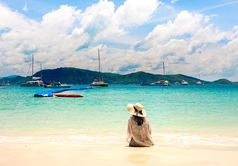 タイ国政府観光庁さんのインスタグラム写真 - (タイ国政府観光庁Instagram)「・﻿ ／⠀﻿ タイでどこ行く❓何する❓⠀﻿ 今週の注目スポットは...🇹🇭✨⠀﻿ ＼⠀﻿ ﻿ 🌟今月のテーマ：アンダマン海⠀⠀﻿ 📍プーケット﻿ ﻿ 今週は世界有数のリゾート地として知られる、プーケットに注目👀✨⠀ ﻿ ﻿ バンコクから南に飛行機で約1時間20分、そこに広がるのはエメラルドの海と真っ白な砂浜🐚🐠﻿ ﻿ その美しさから、プーケットは「アンダマン海の真珠」とも呼ばれています👏✨﻿ ﻿ 年間を通してマリンスポーツが盛んで、世界中からダイバーが集まるのはもちろん、6～10月にはサーフィンを目的としたツーリストも増えています🏄﻿ ﻿ ほかにもゴルフやトレッキング、ジャングル探検、川下りといった豊富なアウトドアや、エンターテインメント、ショッピングまで楽しめちゃう、マルチリゾートです😎💕﻿ ﻿ ＜アクセス＞﻿ バンコクから飛行機で約1時間20分✈️﻿ ﻿ #タイ #プーケット #アンダマン海 #タイビーチ #絶景ビーチ #南の島 #タイリゾート  #リゾート #海外リゾート #こんなタイ知らなかった #はじめてのタイ#タイ旅行 #プーケット旅行 #旅好きな人と繋がりたい #旅行好きな人と繋がりたい #海外旅行 #thailand #phuket #phuketthailand #andaman #andamansea #andamanislands #thaibeach #thairesort  #amazingthailand #thailandtravel #thailandtrip #thai #thaistagram #lovethailand」7月1日 18時59分 - amazingthailandjp