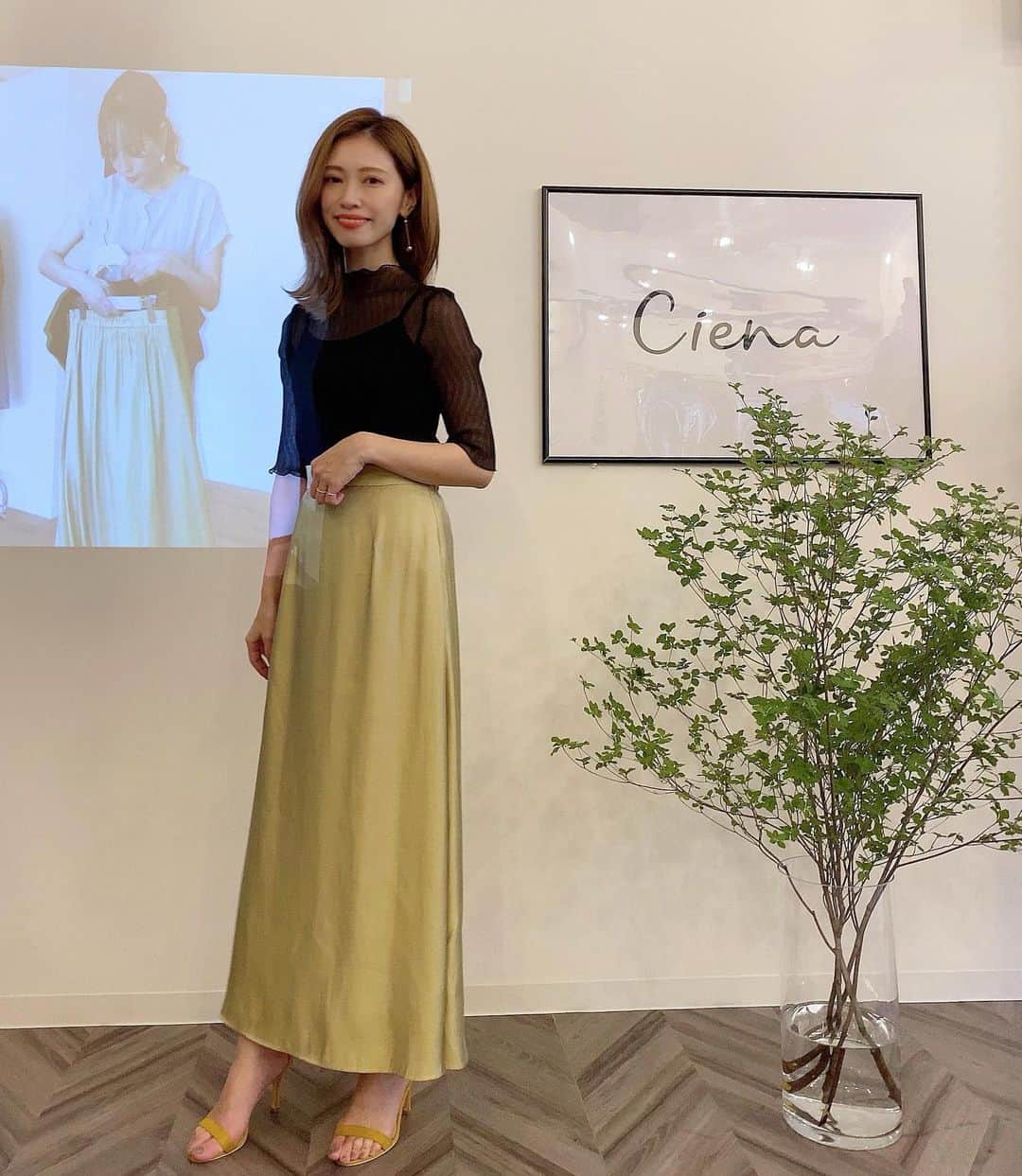 石黒美帆のインスタグラム：「*﻿ 1,2枚目とも﻿ 上下 @ciena_official コーデ♡﻿ ﻿ ﻿ プチプラなのに シンプルでトレンドを抑えたアイテムがたくさん🥰﻿﻿ ﻿ ﻿ 同時開催されていた﻿ @emmataylor_ny の展示会にもお邪魔しました♡ 色味が綺麗な秋服が揃っていましたよー🍄﻿ ﻿ ﻿ ﻿ #fashion#fashionstyle#fashiongram#instafashion#outfit#ootd#dailylook#ciena#emmataylor#패션#오오티디#ファッション#コーデ#夏服#夏コーデ#展示会#プチプラコーデ#プチプラ#サテン#サテンスカート#サテンパンツ#エマテイラー#シエナ」