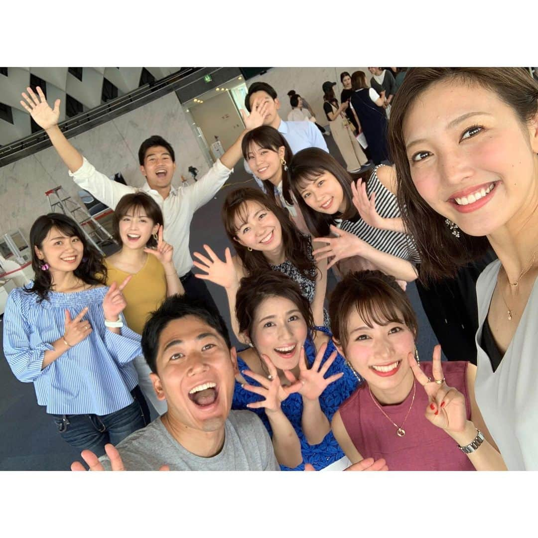 フジテレビアナウンサーさんのインスタグラム写真 - (フジテレビアナウンサーInstagram)「2020年も折り返し！ということで、 フジテレビ女性アナウンサーカレンダー2020 撮影の裏側🎬をご紹介…  今日は、表紙編💭  総勢19人のアナウンサーが集合した 今年のカレンダーの表紙撮影🤳(といっても、撮影は1年前！今見ると、皆が近い…！) プロデュースチームとして駆けつけてくれたアナウンサーも含めたアザーカットをご紹介🙋🏻‍♀️🙋🏻‍♂️  それぞれのスケジュールの合間を縫って全員が揃ったのは30分にも満たない時間😲  私服での撮影のため、持っている服の中でも特にカラフルな物を着て！というお願い🥺 服の色と身長のバランスで位置を決めるのも難しかったです😭  最近は益々お互いに会えなくなり、 今見ると、より楽しかった気持ちを思い出します😌  ご自宅にいながら、お台場めぐりができる フジテレビ女性アナウンサーカレンダー2020を あと半年、よろしくお願いいたします☺️  #山﨑夕貴 #竹内友佳 #三田友梨佳 #久代萌美 #宮澤智 #内田嶺衣奈 #三上真奈 #永島優美 #小澤陽子 #宮司愛海 #鈴木唯 #堤礼実 #海老原優香 #久慈暁子 #井上清華 #杉原千尋 #藤本万梨乃 プロデュースチーム #梅津弥英子 #新美有加 #永尾亜子 #酒主義久 #大村晟 #内野泰輔 (年次順)」7月1日 19時04分 - fujitv_announcer