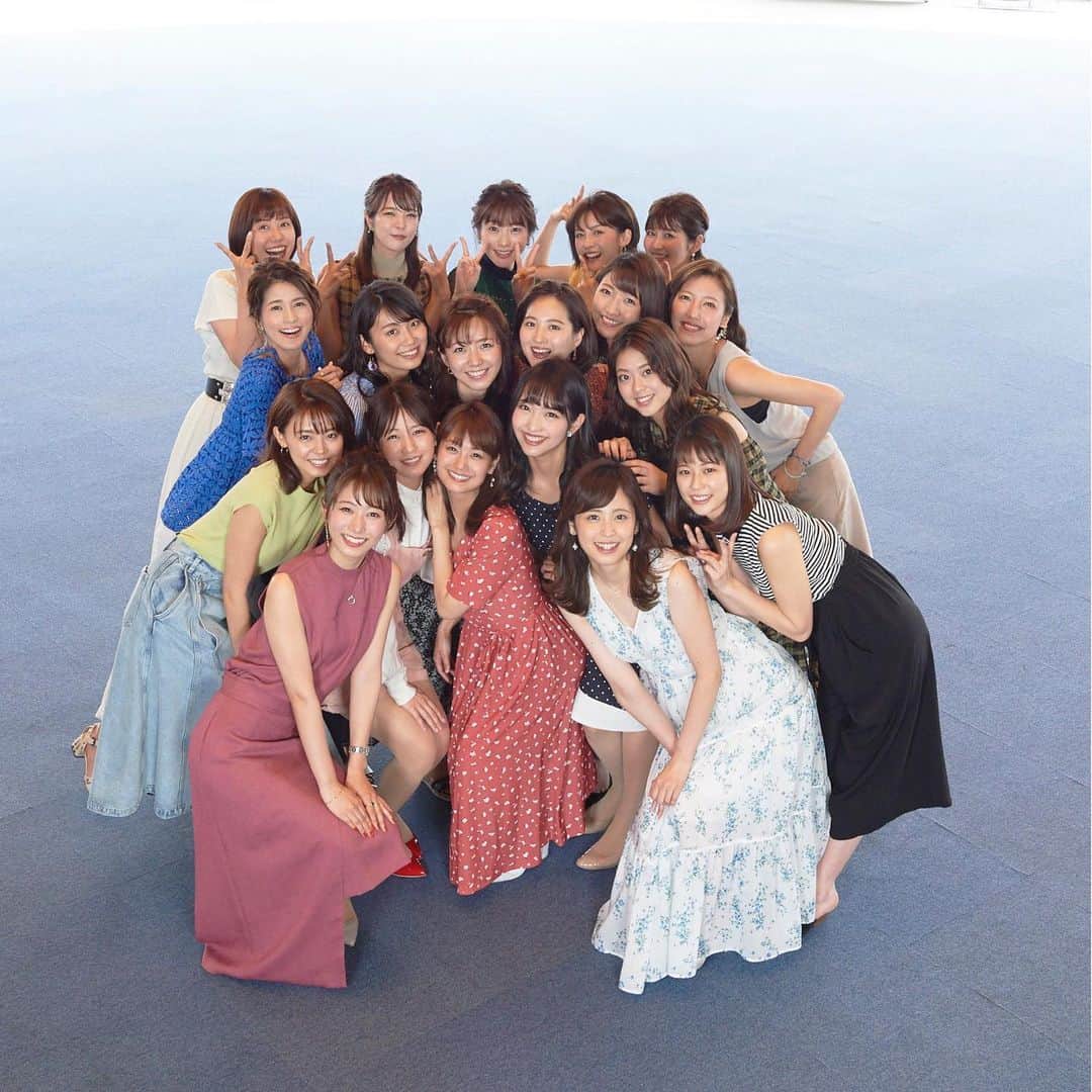 フジテレビアナウンサーのインスタグラム：「2020年も折り返し！ということで、 フジテレビ女性アナウンサーカレンダー2020 撮影の裏側🎬をご紹介…  今日は、表紙編💭  総勢19人のアナウンサーが集合した 今年のカレンダーの表紙撮影🤳(といっても、撮影は1年前！今見ると、皆が近い…！) プロデュースチームとして駆けつけてくれたアナウンサーも含めたアザーカットをご紹介🙋🏻‍♀️🙋🏻‍♂️  それぞれのスケジュールの合間を縫って全員が揃ったのは30分にも満たない時間😲  私服での撮影のため、持っている服の中でも特にカラフルな物を着て！というお願い🥺 服の色と身長のバランスで位置を決めるのも難しかったです😭  最近は益々お互いに会えなくなり、 今見ると、より楽しかった気持ちを思い出します😌  ご自宅にいながら、お台場めぐりができる フジテレビ女性アナウンサーカレンダー2020を あと半年、よろしくお願いいたします☺️  #山﨑夕貴 #竹内友佳 #三田友梨佳 #久代萌美 #宮澤智 #内田嶺衣奈 #三上真奈 #永島優美 #小澤陽子 #宮司愛海 #鈴木唯 #堤礼実 #海老原優香 #久慈暁子 #井上清華 #杉原千尋 #藤本万梨乃 プロデュースチーム #梅津弥英子 #新美有加 #永尾亜子 #酒主義久 #大村晟 #内野泰輔 (年次順)」
