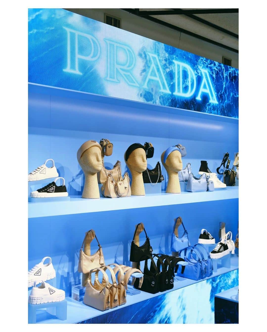 鈴木えみさんのインスタグラム写真 - (鈴木えみInstagram)「@prada 2020ssコレクションを取り揃えた、アクアをテーマにしたポップアップストアが、 本日7月1日から7日まで‬の期間限定で、伊勢丹新宿店本館1階 ザ・ステージにてオープン。新作バッグがずらり！ 胸ポケットに、ラフィア素材で編まれたカニや鳥をあしらったチビTもとてもかわいかったです。ちゃっかりサングラスをゲット🕶 今年の夏はどうやって過ごしましょうかね〜 #PradaAquaIsetan」7月1日 19時06分 - emisuzuki_official