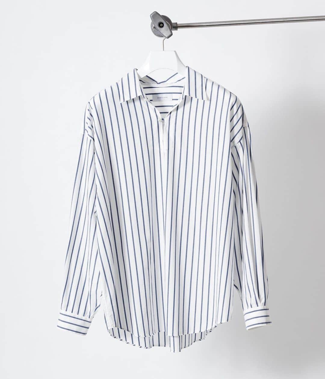 のインスタグラム：「PREORDER ITEM for HOMME  ◾︎オーバーサイズストライプスキッパーシャツ ¥9,800+tax﻿ color : white / sax /blue   クラシックなイメージのプルオーバーシャツも、 清涼感のあるストライプでゆとりを持たせたら 「品の良いオーバーサイズシャツ」に仕上がりました。   絶妙な肩の抜け具合は、普通のシャツでは意外と出せない、プルオーバーならではの専売特許とも言えるシルエットです。   @adametrope @jadorejunonline #adametrope #homme」