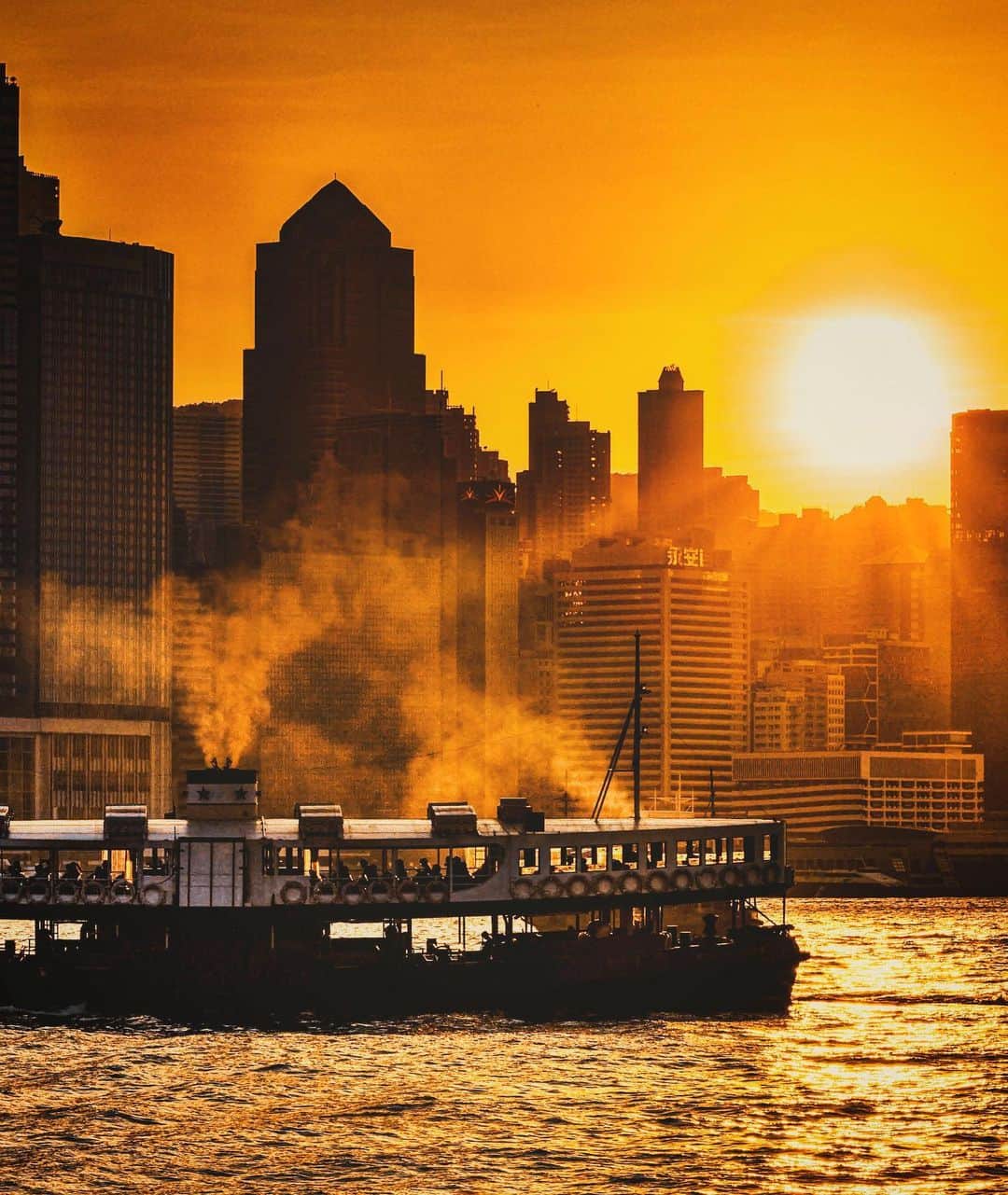 HAYAMI HANNAH ハナさん ど田舎のインスタグラム：「Sunset 🌇  LOVE HONG KONG 🇭🇰  : :  #hayamihannah  #Picsofhk #香港 #Sonyimagegallery  #discoverhongkong #instameethk⁠ #awesomehongkong  #hongkongphotography⁠ #unlimitedhongkong  #exploringhongkong⁠ #hongkongstreets  #hongkongnight  #hkphotography ⁠ #hongkong  #hongkonglifestyle #Hongkonginsta  #hongkongstreetphotography⁠ #visualhongkong  #reframinghk  #travelphotography #Bealpha  #sonyimages #moodygrams⁠  #asianlens #letsguide #Eyeempohoto #線維筋痛症 #yourshotphotographer  #localiiz」