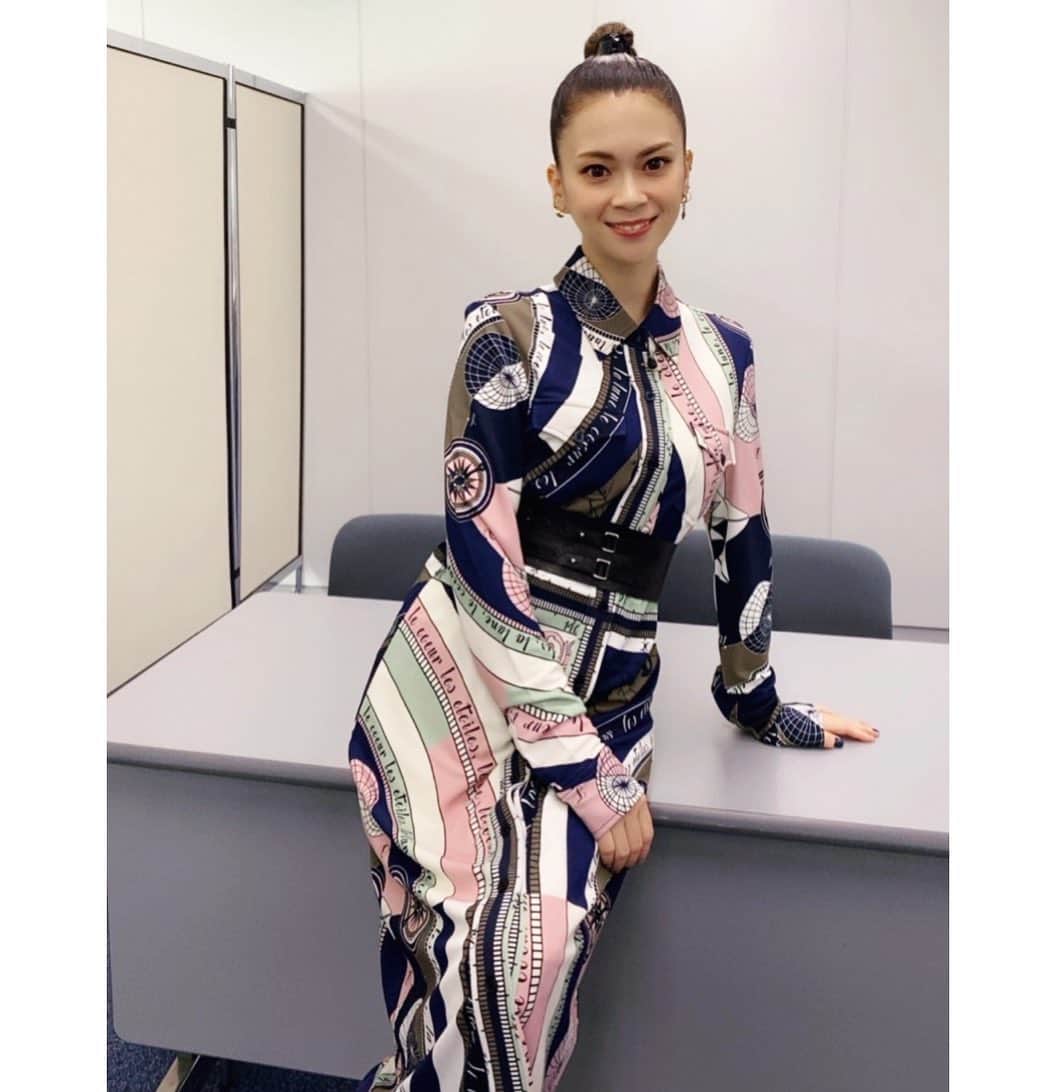 小柳ゆきのインスタグラム：「アルバム発売を祝して明日20:00からインスタライブをやろうと思います🥳  今回は鍵失くしたりしないように😐余裕を持って落ち着いてやりますよ〜！ . . お時間あったら是非インスタライブでアルバムの感想聞かせてね✨」