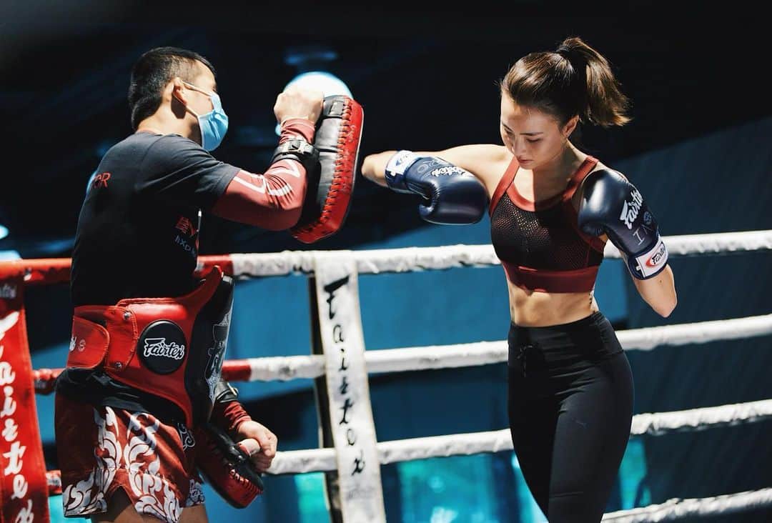 ソニアのインスタグラム：「Yes that’s really me, taking on Muay Thai 😈 Took my first lesson ever and I LOVED IT. The instructor in this pic is actually a multiple time world champion, Nong-O! He was patient (cos I’m such an amateur) and hilarious!!  . I’m always down for a new challenge, and this one is truly a test of precision and stamina. Will I persevere and come back for training? Stay tuned 😂 #DontCrackUnderPressure   Thank you for having me @evolvemma! Decked out in #PUMAsg gear 💥」