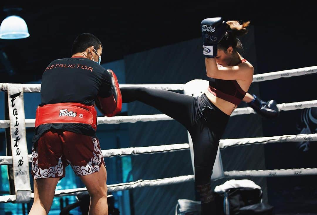 ソニアさんのインスタグラム写真 - (ソニアInstagram)「Yes that’s really me, taking on Muay Thai 😈 Took my first lesson ever and I LOVED IT. The instructor in this pic is actually a multiple time world champion, Nong-O! He was patient (cos I’m such an amateur) and hilarious!!  . I’m always down for a new challenge, and this one is truly a test of precision and stamina. Will I persevere and come back for training? Stay tuned 😂 #DontCrackUnderPressure   Thank you for having me @evolvemma! Decked out in #PUMAsg gear 💥」7月1日 19時22分 - soniachew