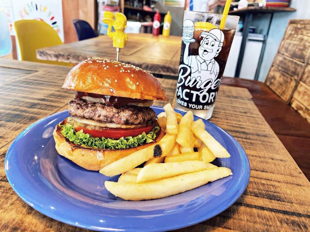 菜々香のインスタグラム：「たまにはハンバーガー🍔😋  ハンバーガーにパイナップルが 入っているパイナップルバーガー！😍 甘いしょっぱいが絶妙で美味しくて好きぃぃ！！  #hamburger #instafood #ハンバーガー #グルメ #ジャンクフード万歳」