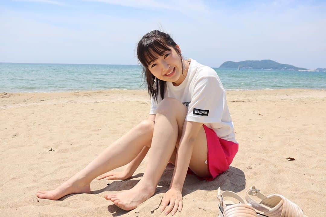 田島芽瑠さんのインスタグラム写真 - (田島芽瑠Instagram)「７月になりました🎐﻿ ﻿ 大好きな夏がやってくるぞーーーー！﻿ 自粛開けて、久しぶりに家族でドライブしました🚗﻿ ずっと行きたかったの😭うれしい😭﻿ ﻿ 福間海岸に行きました🏝﻿ 近くに人が居なかったので、マスクを取って撮影したよん♪﻿ 安定のお母さんカメラです📸﻿ ﻿ そろそろママカメラ写真集作れそう😂﻿ 久しぶりに楽しかったな〜🐬﻿ ﻿ ７月も頑張っていきましょう🍧﻿ ﻿ ﻿ ﻿ #福間海岸 #福津海岸 #福津 #海 #海が好き #夏 #夏コーデ #夏服 #夏カラー #夏メイク #海岸 #砂浜 #七月 #7月 #青 #bluesky #blue #青空 #アオハル #青春 #爽やか #爽快感 #清涼感 #ポニーテール #ポニーテール女子 #福岡 #fukuoka #福岡観光 #福岡旅行 #fukuoka_camera」7月1日 19時20分 - meru_chan_official