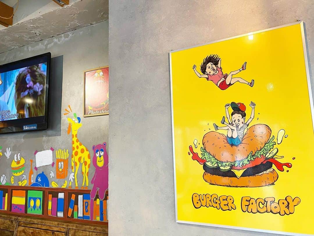菜々香のインスタグラム：「👶🏻👧🏻👦🏽🧒🏾🍼  可愛い子供部屋みたい! #ハンバーガー屋さん」