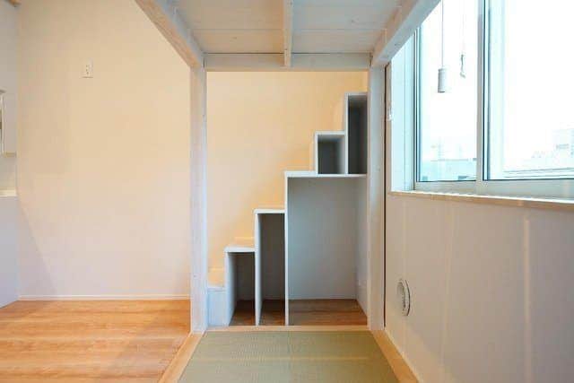 グッドルームさんのインスタグラム写真 - (グッドルームInstagram)「▼畳と無垢と  空間をうまく活用したお部屋で、 新しい生活を始めてみませんか？？ ⁠ -------------------⁠ ⁠ 東京 #下丸子 ワンルーム 27.46㎡ ⁠ 築浅で爽やかな印象。  ロフトがついていたり、勾配天井だったり。 面白いポイントがたくさん詰まった空間！  2面採光で明るく、高い天井で開放的ですよね。  ロフト上は無垢木材が敷かれ、 気持ちよく寝転がれそうです！  ロフト下の畳空間は、ポールがついて オープンクローゼットとしての役割を。  こちらも2面採光なので、 ここを睡眠スペースにしてもよさそう。  ロフトの階段はもちろん収納スペースとして 活用できるようになっていますよ！  ・⁠ こちらの物件は実際に住めるお部屋です。詳細はストーリー、ハイライトにて！⁠ ・⁠ こだわりのお部屋探しは、@goodroom_jp から URLをチェック！⁣⁣⁣⁣⁣⁣⁣⁣⁣⠀⁣⠀⁠ ・⠀⁠ ※最新のお家賃につきましては、リンク先物件ページからご確認ください。⁠ ⁠・⁠ #goodroom #interiordesign #decoration #myhome #homedesign #interiordecor #urbanlife #apartment #tokyo⁠ #東京 #生活 #シンプルな暮らし #シンプルライフ #日々の暮らし #引越し #暮らしを整える #一人暮らし #物件探し #お部屋探し #お洒落な暮らし #理想の空間 #空間デザイン #間取り図 #賃貸⁠ #丁寧な暮らし #メゾネット  #オープンクローゼット #ロフトのある家  #階段のある家」7月1日 19時30分 - goodroom_jp