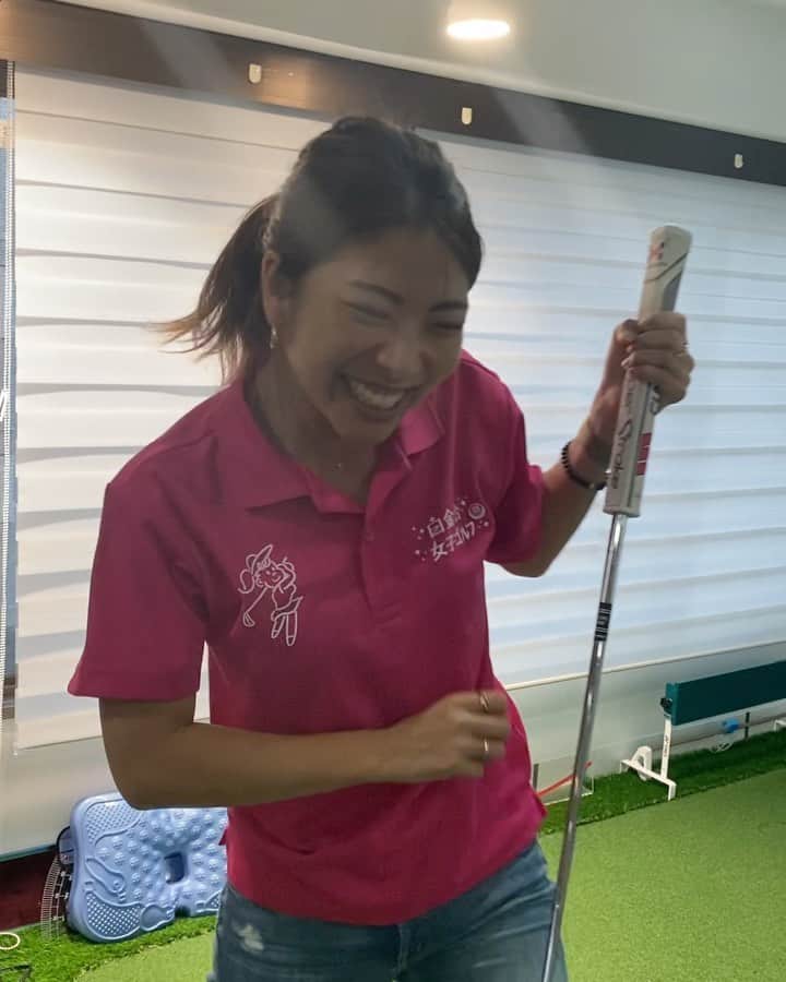 ゆりあのインスタグラム：「昨日はYouTube撮影で恵比寿にある @gpc_ebisu さんにおじゃましました😆⛳️YouTubeアップをお楽しみに☺️ . 私もパターのレッスンを撮影中じっくり見てたので終わった後打ってみたら今までより全然距離感取れました😳✨ それにしてもちょっと喜びすぎました🙄笑 . YouTubeチャンネル登録よろしくお願いします🙇‍♀️ https://youtu.be/ggv9nmct1hk . #白金台女子ゴルフ部 #shirojo #白女 #白女マネージャー #golf #ゴルフ #ゴルフ女子 #女子ゴルフ #ゴルフレッスン  #ゴルフ練習 #instagolf #ゴルフスイング #ゴルフ好き #ゴルフウェア #ゴルフ上手くなりたい #golfwear #instagood #instalove #⛳️ #🏌️‍♀️#100切りへの道」