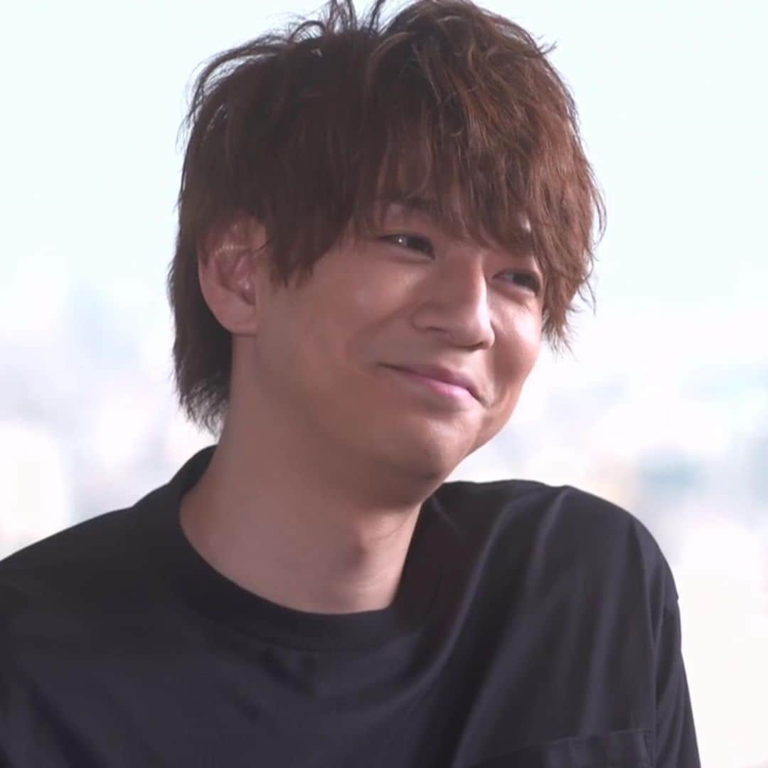 のインスタグラム：「2020.6.27 #M愛すべき人がいて 第6話 #マサ#マックスマサ part.3 ・ 寝起きのマサさん最高すぎ…🤤 アユにいきなり「マサ」って呼んでもいいかって聞かれて… 思わず笑みがこぼれちゃうマサさんかわいすぎ…🤤 家では敬語もやめ！ そしてこれからはマサが着ていく服をアユが選ぶんだって✨ 黒か紺のジャケットかライダースばっかりだったマサさんが アユのおかげでオシャレになっていくんだねっ✨ 幸せいっぱいすぎてる～🥰 ・ #三浦翔平#安斉かれん#寝癖ついてる#愛おしすぎる#マサさんち#同棲#幸せシーン#テレビ朝日#abema」