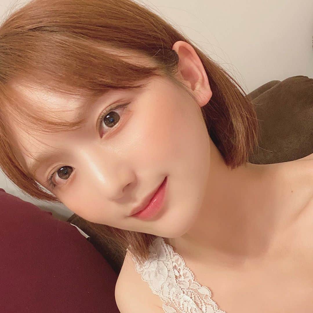 ひよんのインスタグラム：「💇‍♀️💞 ㅤㅤㅤㅤㅤㅤㅤㅤㅤㅤㅤㅤㅤ ストーリーにも載せたけど、 オーダーの仕方とか質問あったから 詳しく書くね❤️❤️ ㅤㅤㅤㅤㅤㅤㅤㅤㅤㅤㅤㅤㅤ 前下がりの切りっぱなしで、 前髪はいつも通り薄めで目尻から自然に 長めにしてもらってるよ🤭✨ カラーはオレンジベージュ？ぽいかんじ🍊💓 前はピンクレッドだったけど、 今回はオレンジより😆🧡🧡 ㅤㅤㅤㅤㅤㅤㅤㅤㅤㅤㅤㅤㅤ あとは @album_hair の @taiki0726 さんにお願いしたら、 同じ髪の毛ができあがるよ💖笑笑 ㅤㅤㅤㅤㅤㅤㅤㅤㅤㅤㅤㅤㅤ 切るか悩んでたけど好評でとっても嬉しんでる ひよんでした🥰🥰🥰ㅎㅎㅎ ㅤㅤㅤㅤㅤㅤㅤㅤㅤㅤㅤㅤㅤ #hair #harajukusalon #albumharajuku #haircolor #shorthair #단발머리 #희영 #한국여자 #하라주쿠헤어샵 #アルバム原宿店 #ひよん #ショートヘア」