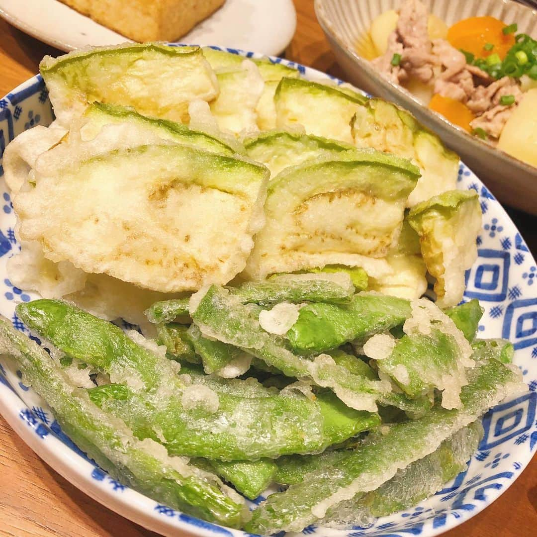 岡部玲子さんのインスタグラム写真 - (岡部玲子Instagram)「いただいたお野菜を使って晩ご飯☺️ 四葉(すうよう)きゅうりは生姜と鶏がらスープろごま油で和え物に✨←サッパリして美味しかった😍 白丸ナスと成平インゲンは天ぷらに☺️ ナスはとろふわで感動もの🥺✨インゲンは甘味も強く、味が濃くて美味しかった✨ 今日はそんなに食欲がなかったのですが、食べ始めたらすすむすすむ🤣 本当に感謝です‼️  #岡部玲子 #タレント　#レポーター　#アナウンサー　#キャスター　#女子アナ　#フリーアナウンサー　#ジュニアアスリートフードマイスター #池松自然農園　#個性的野菜　#白丸なす  #成平いんげん #四葉きゅうり #夏野菜　#天ぷら #節約ご飯　#簡単おかず　#talent #reporter #announcer #cooking #dinner #japanesefood #healthyfood #tempura #summervegitables #delicious #healthy #happy」7月1日 19時33分 - reiko_okabe