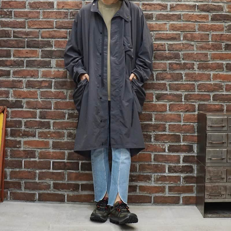 ARK STATESさんのインスタグラム写真 - (ARK STATESInstagram)「【#comfyoutdoorgarment】﻿ ﻿ RAIN FALLS PONCHO  ﻿ ¥27,500(税込み)﻿ ﻿ 雨の日にも気分が上がる、撥水加工されたレインコートタイプのアイテム。 プルオーバータイプのポンチョで気軽に羽織れるよう作られています。 モッズパーカーのような雰囲気も魅力で、パッカブル仕様なのも嬉しい、機能性とファッション性を兼ね備えたアイテムです。 ﻿ ご注文、又は問い合わせはDMにてご連絡ください。﻿ ------------------------------﻿ ﻿ ARK STATES/ARK VINTAGE﻿ ﻿ 栃木県宇都宮市伝馬町1-17 1F﻿ ﻿ TEL:028-688-8895﻿ @arknets_official  #comfyoutdoorgarment #cmf #コンフィアウトドアガーメント #raincoat #レインコート #coat #コート #poncho #ポンチョ #arkstates」7月1日 19時34分 - arkstates