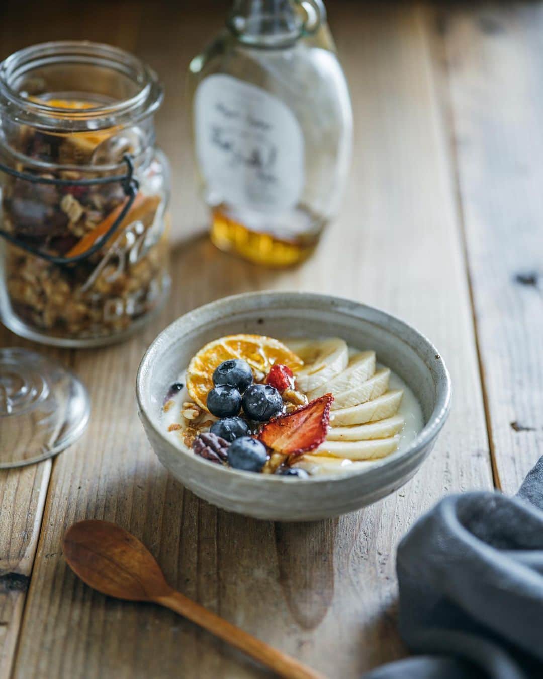 Nanaのインスタグラム：「#hasselblad_diary  #阿久津雅土 . . granola bowl 去年撮った写真。 . ストーリーでアンケートを実施中です！ご意見いただけたら嬉しいです◎ . .」