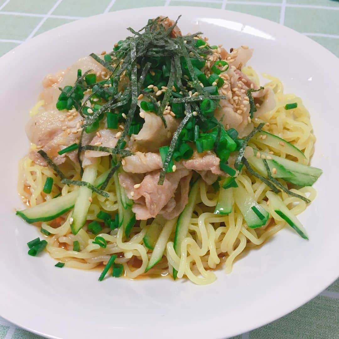 山西章博のインスタグラム：「今日のご飯。豚しゃぶ冷やし中華なのさ！ #豚しゃぶ冷やし中華 #ポン酢 #ニンニク #姜葱醤  #塩葱醤  #ごま油  #きゅうり #初心者主夫」