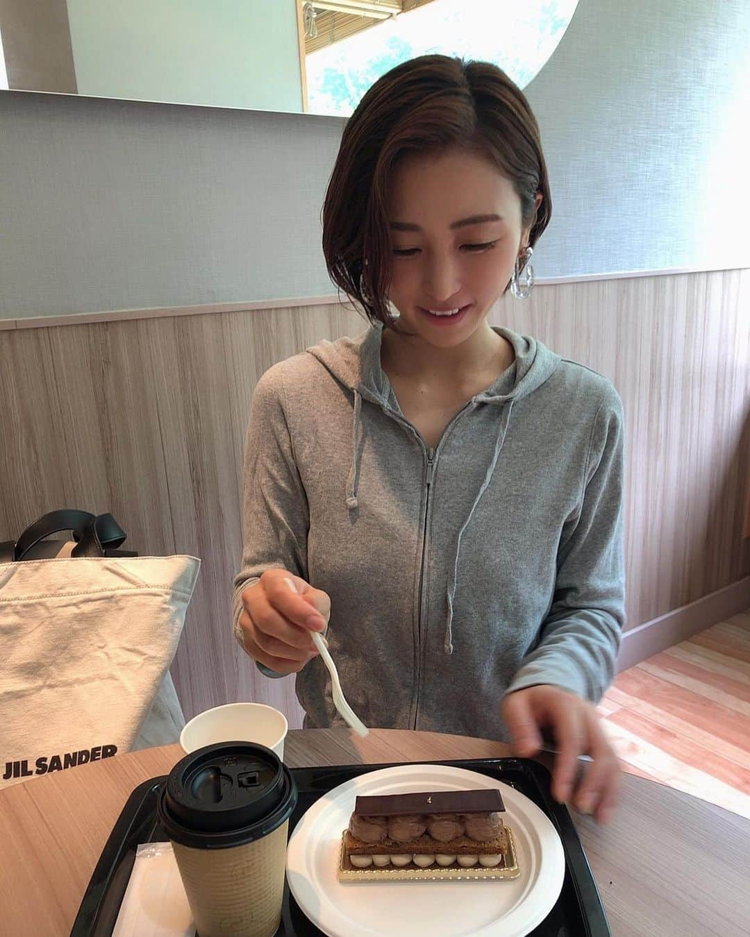 柚月めいさんのインスタグラム写真 - (柚月めいInstagram)「. お仕事の合間にケーキをいただきました🍴🌈 笑みがこぼれまくってます🥺 . . . . #素 #ケーキ#オペラ #cake#sweets#love#mgmg#follw#pic#smile#にやにや #柚月めい」7月1日 19時36分 - meimei.yuzu