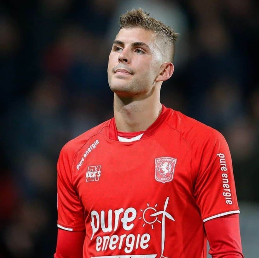 のインスタグラム：「Disclaimer. A month ago when @fctwente had no staff the clause to extent my contract expired. It’s not “news” that this clause wasn’t triggered and it doesn’t necessarily mean that we part ways. The new staff have offered me to start the pre season with the team to get to know each other better. If they want to keep me we will look at it, if not I’ll be in better shape than if I had trained in the garden ⚽️☝🏼」