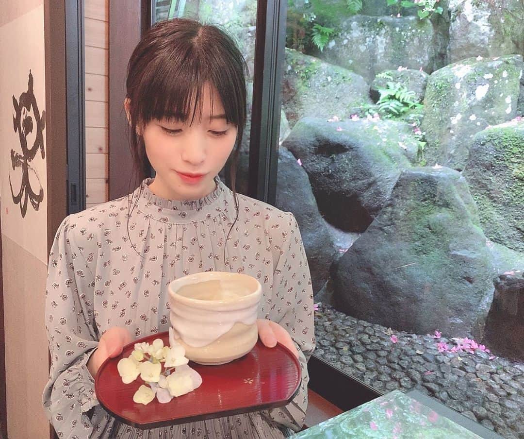 仙石みなみのインスタグラム：「. 7月ですねっ✿ 神社でお抹茶。紫陽花ついてたよ〜 . #July #rainy #梅雨 #紫陽花 #神社 #抹茶」