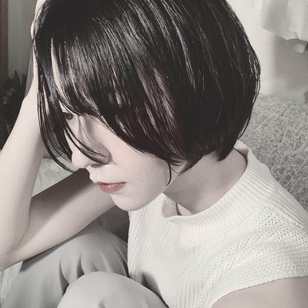 矢野冬子のインスタグラム：「ばっさりショートにしました💕 もう夏気分！！！！ 、 これからぜひ見慣れてください☺️ (わたし自身が…笑) #ショートヘア  #abbeyginza」