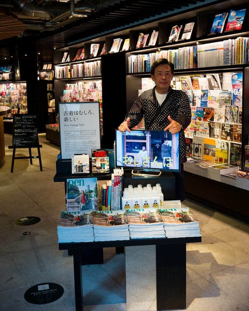 光石研のインスタグラム：「本日7月1日(水)雑誌Pen『#東京古着日和 』特集が発売致しました📖  六本木蔦屋書店では、東京古着日和フェアが展示中です🤗  本日来店させて頂いた際の記念写真📷✴ 皆さんもチェックお願い致します～！  #penmagazine #tokyovintagediary #祝表紙記念 #そして本日7月1日はインスタ開設記念日 #4年目も宜しくお願い致します   【by staff】」