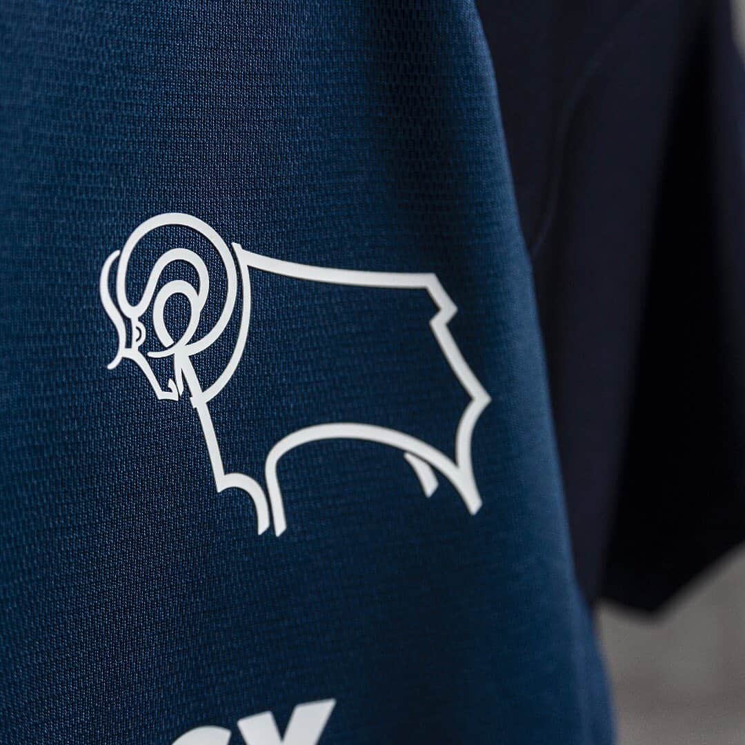 UMBROさんのインスタグラム写真 - (UMBROInstagram)「We stand together with @dcfcofficial 🐏 - #NeverFarAway with the New 20/21 Away jersey!」7月1日 19時44分 - umbro