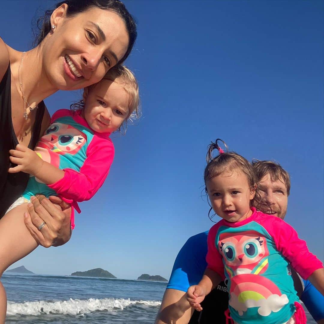シェイラ・カストロのインスタグラム：「37 anos muito abençoados, de muitos desafios, muitas vitórias, algumas derrotas, muitas incertezas, muitas certezas, muitos altos e baixos, e o melhor de tudo, de muito amor!!! Tempo, as vezes quero que vc desacelere, pq tudo passa muito rápido, as vezes quero que acelere pois sou ansiosa de natureza, mas a verdade, é que do jeito que é tá muito bom! Obrigada vida por tanto!  #37anos #37years #aniversario #birthday #1dejulho #1july #albumdalizeninna」