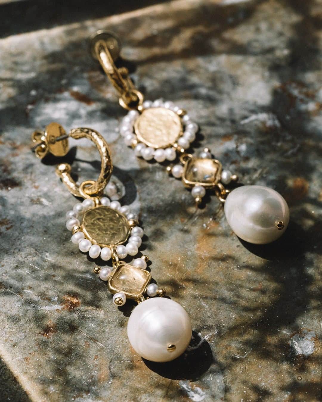 グーセンス パリのインスタグラム：「VENISE earrings, adorned with natural rock crystal cabochons and freshwater pearls. . #📷 by @alix.marnat」