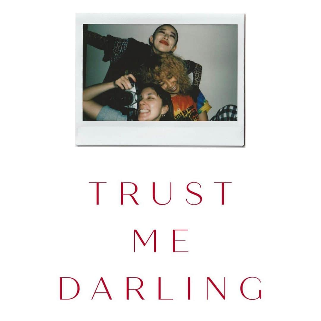 青山テルマさんのインスタグラム写真 - (青山テルマInstagram)「この度私、加藤ミリヤ、217...NINA 3人で「TRUST ME DARLING」を立ち上げる事になりました。  @trustmedarling.jp . STAY HOME中に描き始めた絵を眺めながら、「何かできないかな」と日々考えてました。その時にミリヤとNINAも毎日の様に絵を描いていて、私達の絵で少しでもこれからの世代、子供達の笑顔に繋がる活動をしたいねと話し合いTRUST ME DARLINGが産まれました。 . 本日19:00から7/7の19:00まで、 私たちが一点一点心を込めて制作したアート作品を、サイレントオークションの形式で出品させていただきます。 そして収益のすべてを未来ある子どもの教育支援に繋がる団体へ寄付させていただきます。 ※収益の寄付先はのちにご報告させていただきます。 . 正直私のファン層には価格が高いかもしれませんが、全て沢山愛を込めて描きました。もっともっと明るい未来の手助けが出来る様にこれからもTRUST ME DARLING頑張るので、よろしくお願い致します❤️」7月1日 19時48分 - thelmaaoyama