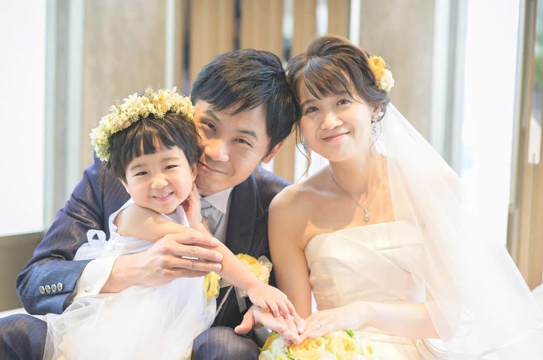 家族挙式さんのインスタグラム写真 - (家族挙式Instagram)「@kazoku_wedding をフォローして、﻿ 　家族挙式 でお写真を投稿してくださいね＊*﻿ ﻿ -------------------﻿ パパとママと一緒に♡﻿ 笑顔が詰まった”幸せウェディング﻿ ﻿ 大切なお子様と一緒の結婚式は﻿ より特別なものに♡﻿ ﻿ 家族挙式ではご家族にぴったりの﻿ 結婚式をプロデュースします◎﻿ ﻿ 会場：#セントアクアチャペル品川﻿ ﻿ ------------------- ﻿ 【2020年7月末まで！】﻿ ﻿ \年内実施の会食•披露宴プランお申し込みで/﻿ ✳︎挙式スナップ写真 60カットプレゼント✳︎﻿  ﻿ ▽詳しくはTOPのリンクから❁ ﻿ >>> @kazoku_wedding  ﻿ -----------------------﻿ ﻿ ❁テレビCM放映中 ▹▸ ”家族挙式ベスト”なら﻿ 【挙式・衣裳・美容・写真】が含まれたプランが99,000円〜叶います＊﻿ ▽予約はTOPのリンクから❁﻿ >>> @kazoku_wedding﻿ ﻿ -------------------﻿ #家族挙式 #ベストアニバーサリー﻿ #家族 #Family #家族婚﻿ #bestanniversary #少人数婚﻿ #ウェディング #結婚式準備﻿ #結婚式 #フォトウェディング﻿ #プレ花嫁 #卒花﻿ #日本中のプレ花嫁さんと繋がりたい﻿ #花嫁 #卒花嫁 #国内挙式﻿ #weddingdress #ウェディングドレス﻿ #プラコレ #Dressy花嫁﻿ #2020秋婚 #2021春婚﻿ #2021夏婚 #2020冬婚﻿ #パパママ婚﻿ #ファミリーウェディング﻿ #指輪交換」7月1日 19時49分 - kazoku_wedding