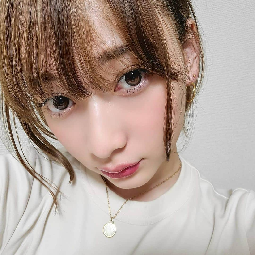 齊藤美沙貴さんのインスタグラム写真 - (齊藤美沙貴Instagram)「今日は誰とも会わない日メイク💄 アイシャドウは控えめにして、 瞳はチョコカラコンで強調。+跳ね上げライン ㅤㅤㅤㅤㅤㅤㅤㅤㅤㅤㅤㅤㅤ 湿気でうねる髪の毛は、クリップで留めてごまかし😘 ㅤㅤㅤㅤㅤㅤㅤㅤㅤㅤㅤㅤㅤ ㅤㅤㅤㅤㅤㅤㅤㅤㅤㅤㅤㅤㅤ #今日のメイク#セルフメイク#おうちメイク#手抜きメイク#ナチュラルメイク#ボブ#看護師#メイク好きな人と繋がりたい #コスメ好きな人と繋がりたい」7月1日 19時49分 - misya_kids