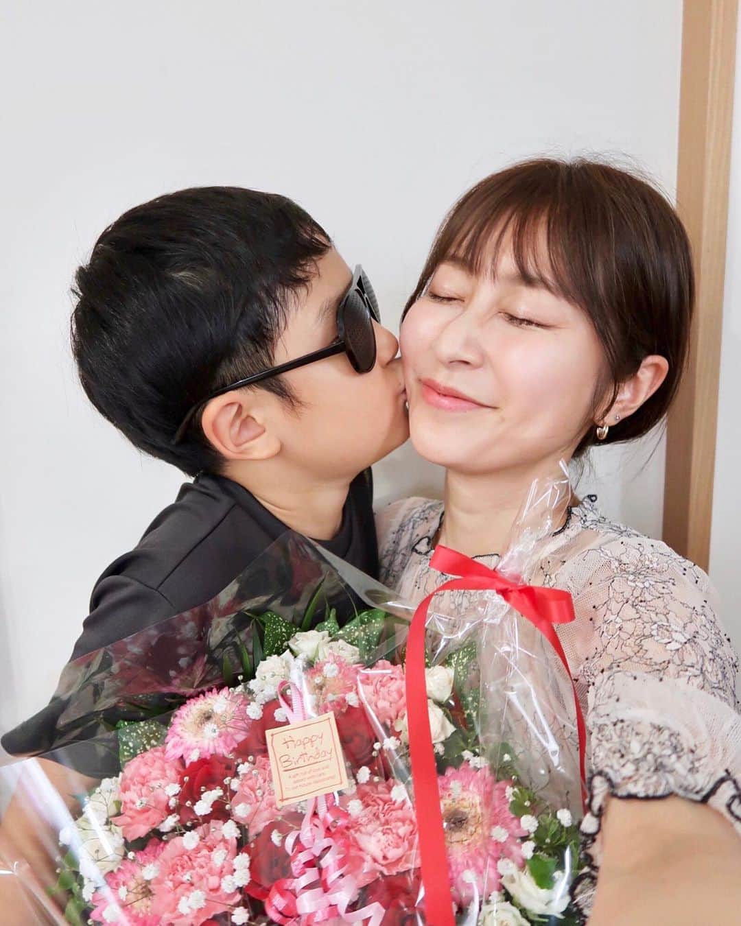 のインスタグラム：「. また1つ歳を重ねました💐 . . 試合前でも、 「1時間早いけどいちばんに伝えたかった」 と電話でお祝いしてくれる主人👨🏻✨ 私の年齢を煽るように連呼してくれる息子👦🏻← . . 家に帰ったら主人から花束と プレゼントが届いていました✨ 毎年ありがとう💐💗 . . . . . . . . . . . . . . . . . #7月1日生まれ#July1st #ヨガインストラクター#筋トレ動画#japanese#筋トレ女子#筋トレダイエット#ジムウェア#ヨガウェア#ジムトレーニング#筋トレ食#筋トレ女子と繋がりたい#腹筋割りたい#薬膳コーディネーター#ランニング女子#低カロリー高タンパク質#筋トレ動画#ダイエット方法#痩せ方田中みな実#川口春奈 の顔に憧れる#美尻#お尻ストレッチ#ヨガ動画#むくみ解消 #むくみ改善 #筋膜リリース#トリガーポイント 海外生活#権田裕美#ヨガ好きな人と繋がりたい」